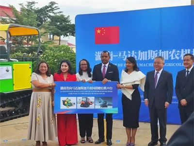 Syarikat Hunan Nongfu Menderma 4 Mesin Pertanian Kepada Republik Madagascar